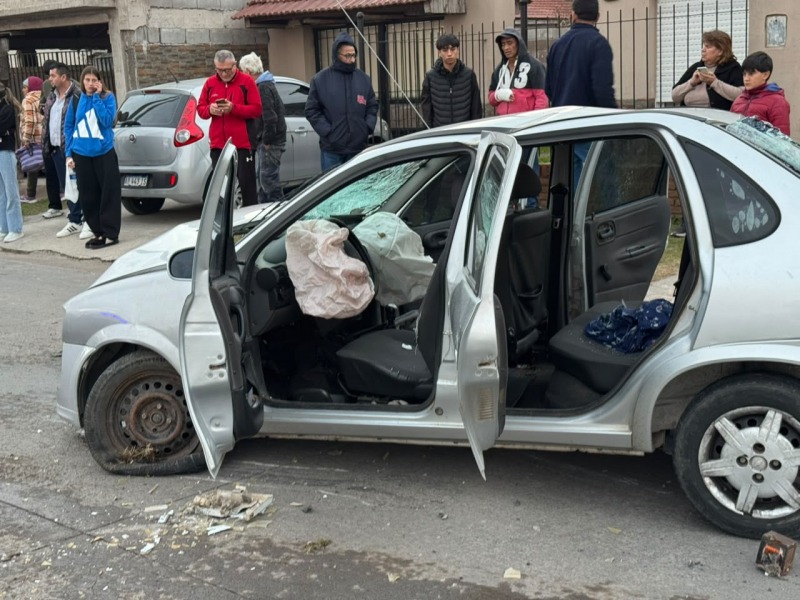 Impactante choque de un auto contra una columna de alumbrado p�blico